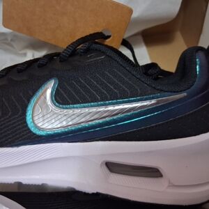 Nike AirMax Nuaxis -Black/whiteBRAND NEW W/TAG & BOX-W Size 10/ M Size 8.5 NWT-